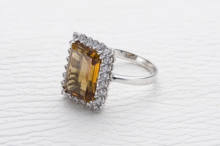 Кольцо из белого золота с султанитом и 24 фианитами