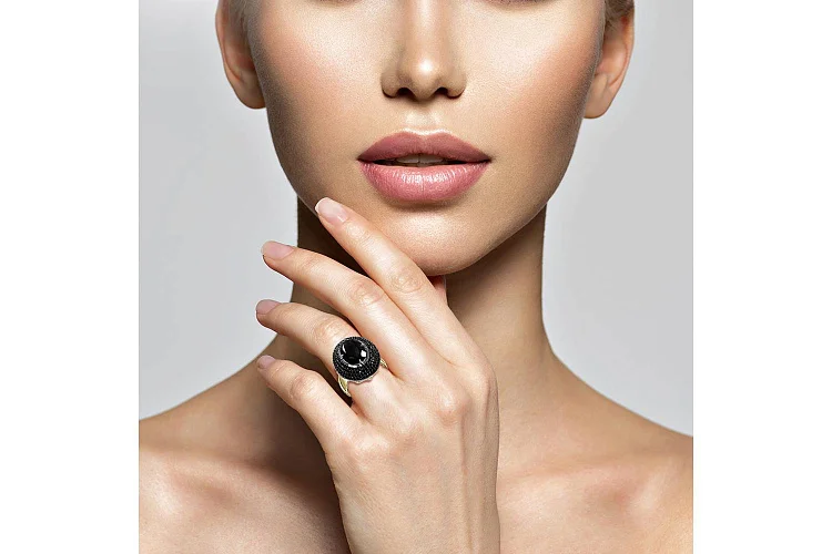 Кольцо из жёлтого золота с агатом и 184 фианитами