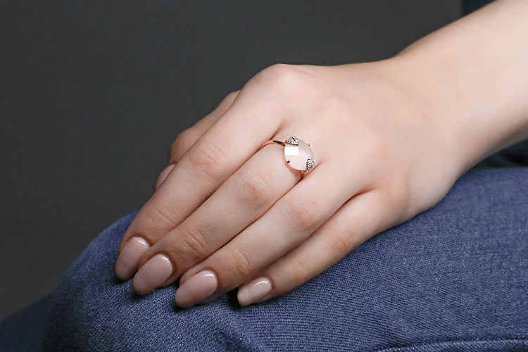 Кольцо из красного золота с кварцем и 6 фианитами