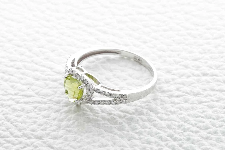 Кольцо Сердце из белого золота с хризолитом и 44 бриллиантами