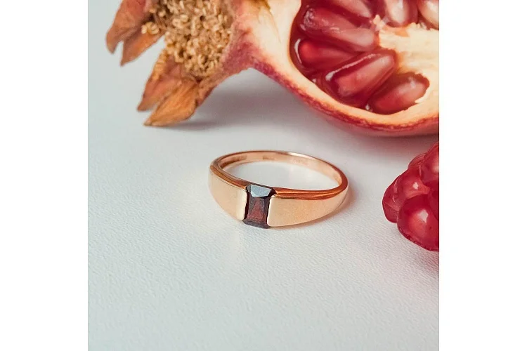 Кольцо из красного золота с гранатом