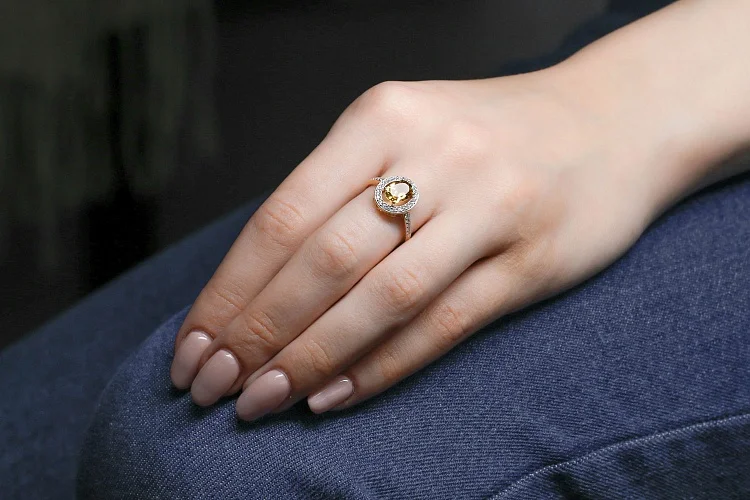 Кольцо из жёлтого золота с цитрином и 32 фианитами