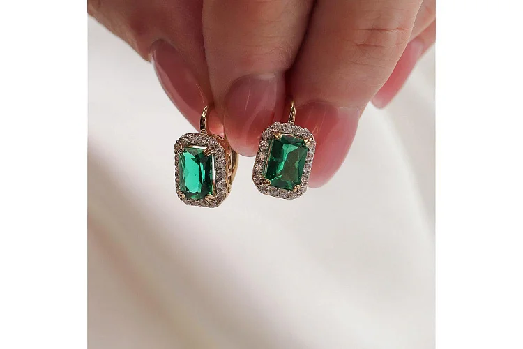 Серьги из красного золота с 2 изумрудами и 36 фианитами