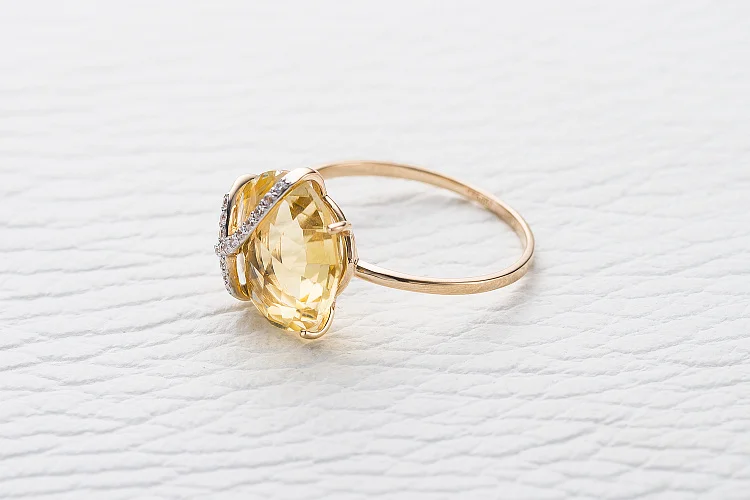 Кольцо из красного золота с цитрином и 16 фианитами