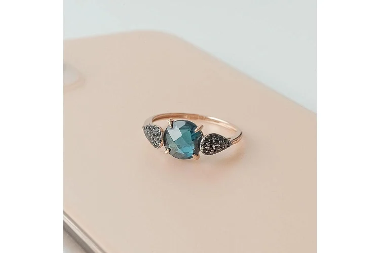 Кольцо из красного золота с кварцем и 34 фианитами