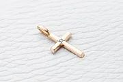 Крест из красного золота с бриллиантом