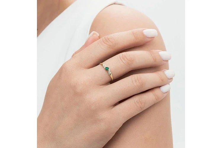 Кольцо из жёлтого золота с изумрудом и 6 бриллиантами
