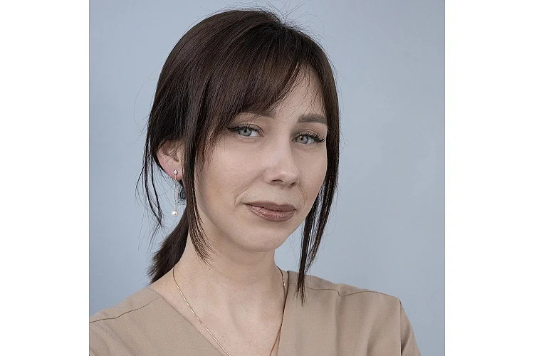 Серьги-пусеты из красного золота с 2 жемчужинами и 14 фианитами