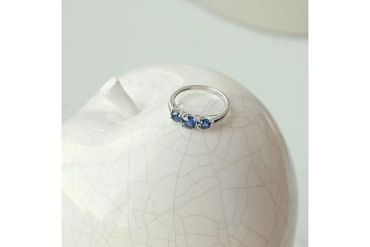 Кольцо из белого золота с 3 корундами