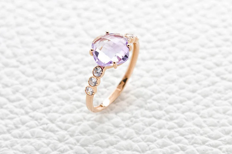 Кольцо из красного золота с аметистом и 6 фианитами
