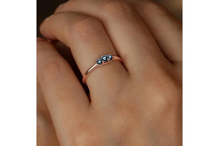 Кольцо из красного золота с 3 топазами лондон
