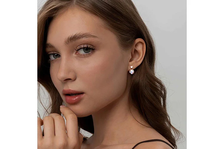 Серьги-пусеты Клевер из красного золота с перламутром и 2 фианитами