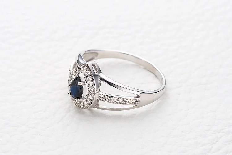 Кольцо из белого золота с сапфиром и 30 бриллиантами