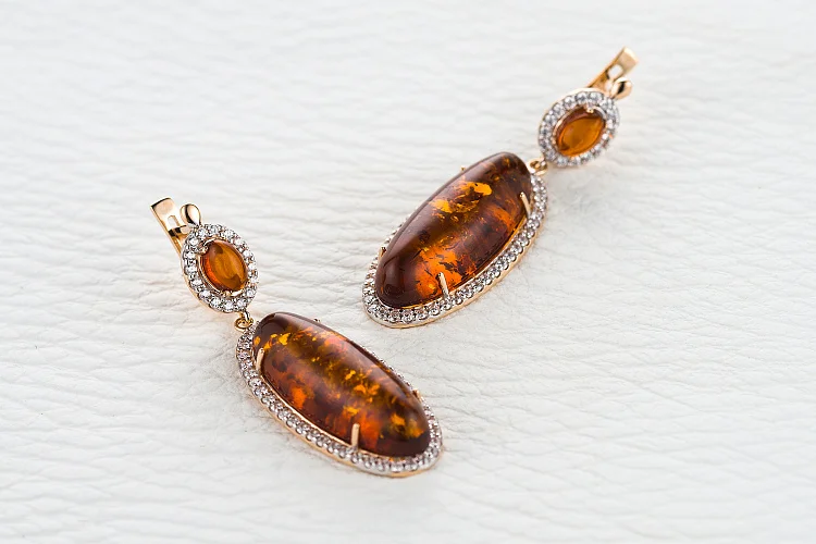 Серьги из красного золота с янтарём и 120 фианитами
