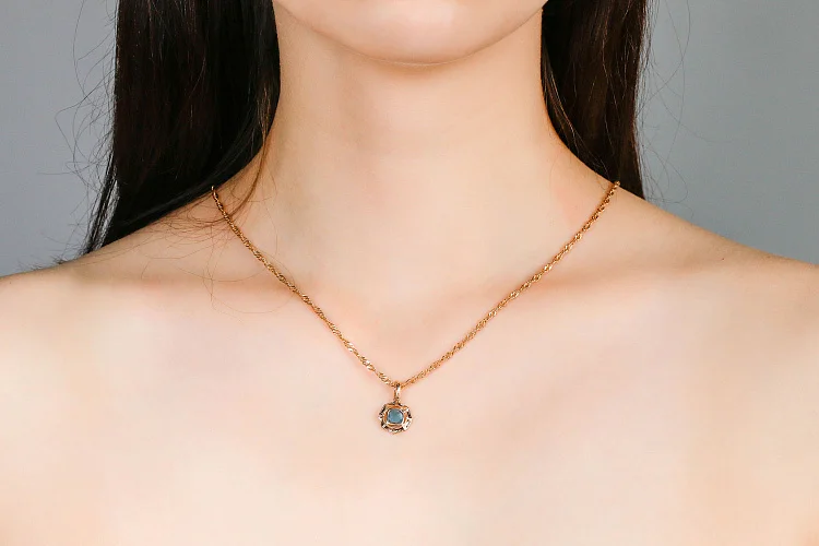 Подвеска из красного золота с топазом лондон