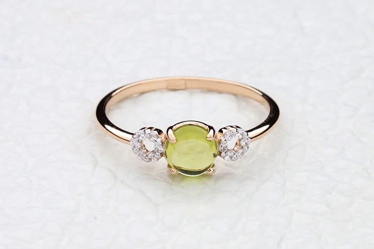 Кольцо из красного золота с хризолитом и 12 фианитами