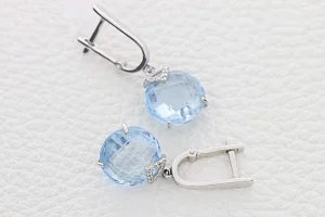 Серьги из белого золота с 2 топазами sky и 10 фианитами