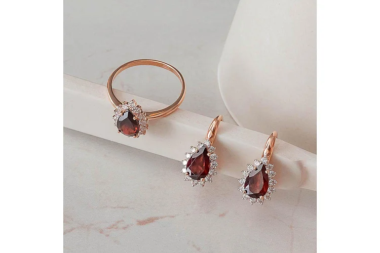 Серьги из красного золота с 2 гранатами и 28 фианитами