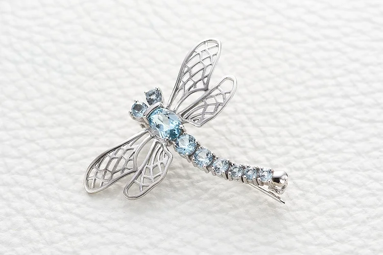 Брошь Стрекоза из белого золота с 9 топазами sky