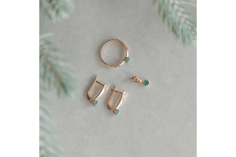 Подвеска из красного золота с изумрудом