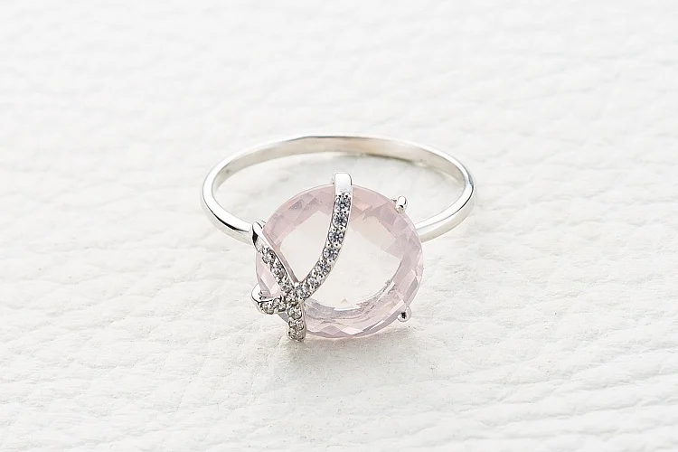 Кольцо из белого золота с кварцем и 16 фианитами