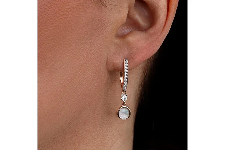 Серьги из красного золота с перламутром и 22 фианитами