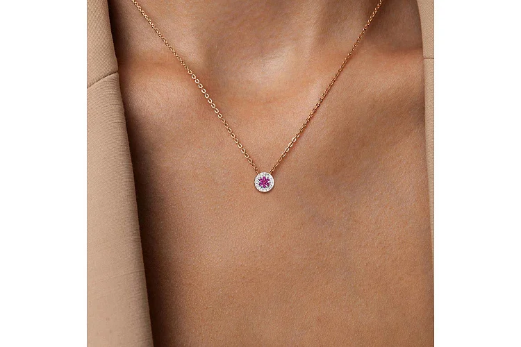 Колье из красного золота с 7 корундами и 15 бриллиантами