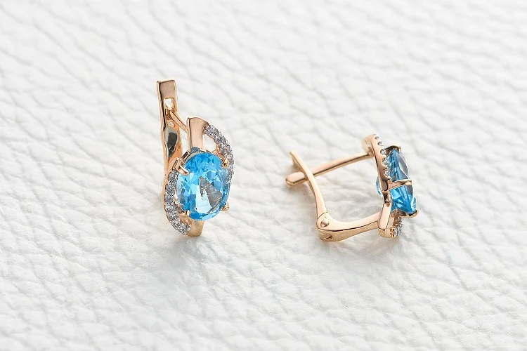 Серьги из красного золота с 2 топазами swiss и 28 фианитами