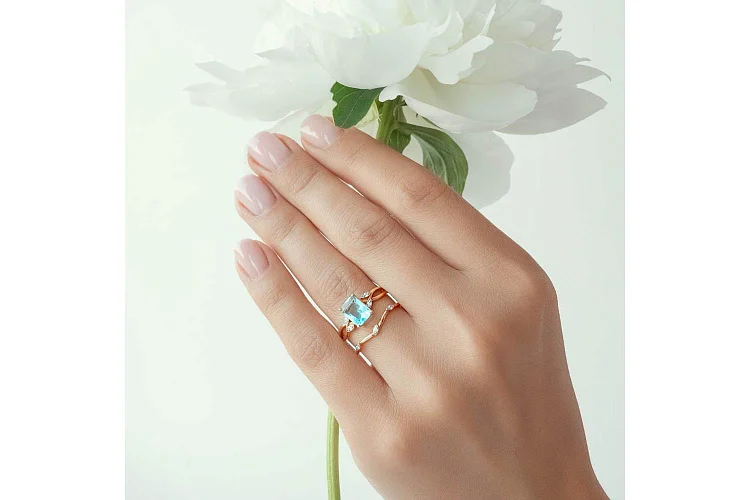 Кольцо Веточка из красного золота с топазом sky и 7 фианитами