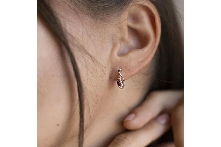 Серьги из красного золота с 2 рубинами и 16 бриллиантами