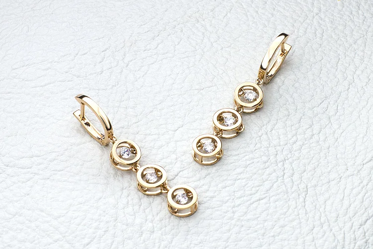 Серьги из красного золота с 6 фианитами