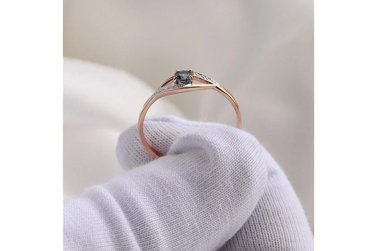 Кольцо из красного золота с топазом лондон и 8 фианитами