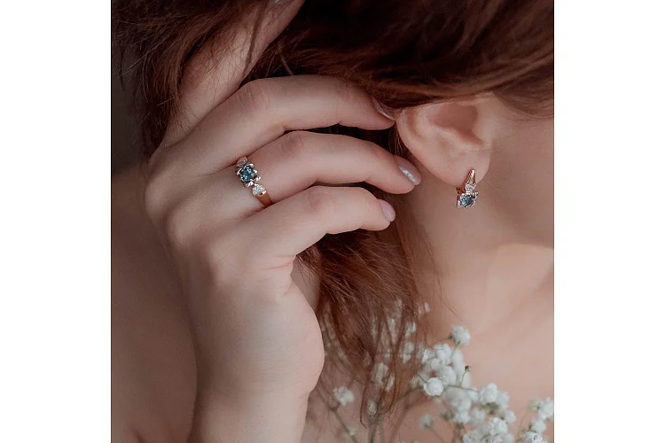 Серьги из красного золота с 2 топазами лондон и 10 фианитами