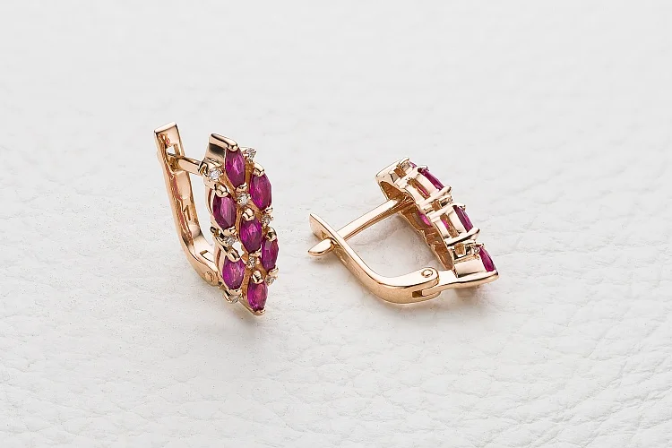 Серьги из красного золота с 14 рубинами и 16 бриллиантами