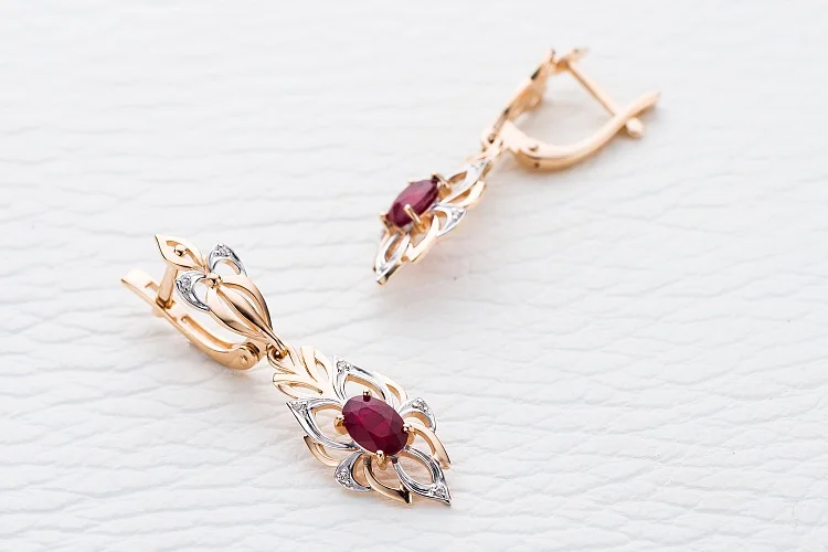 Серьги из красного золота с 2 рубинами и 14 бриллиантами