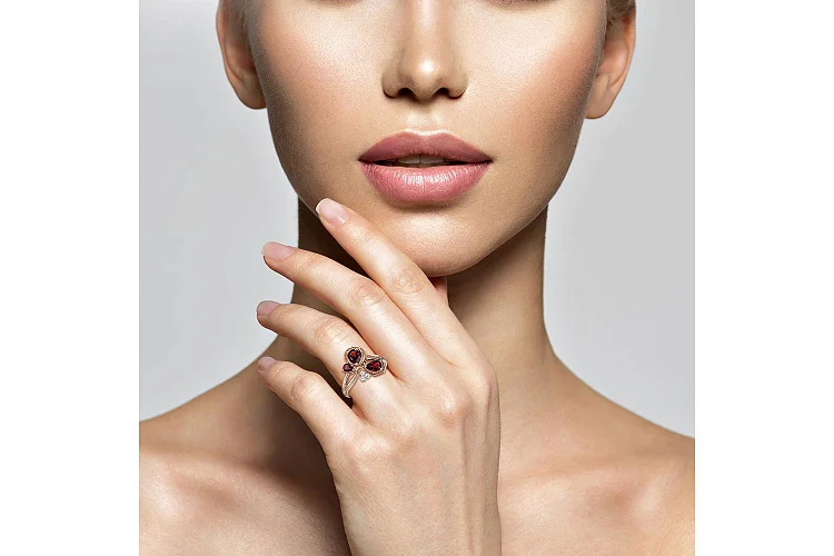 Кольцо из красного золота с 3 гранатами и 3 фианитами