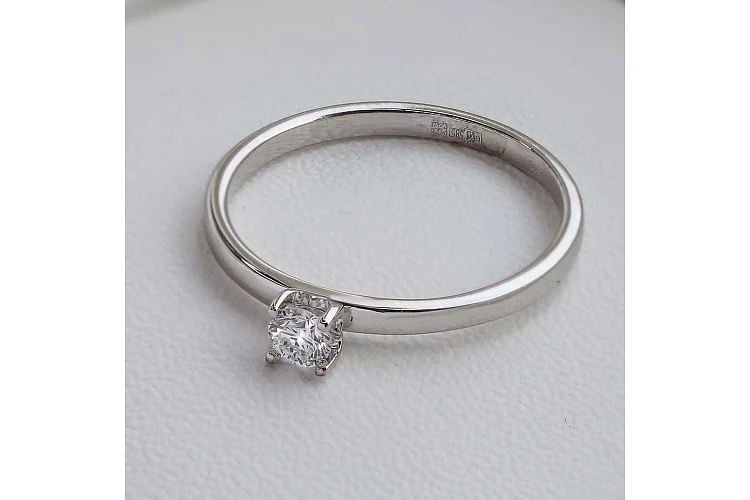 Кольцо из белого золота с выращенным бриллиантом