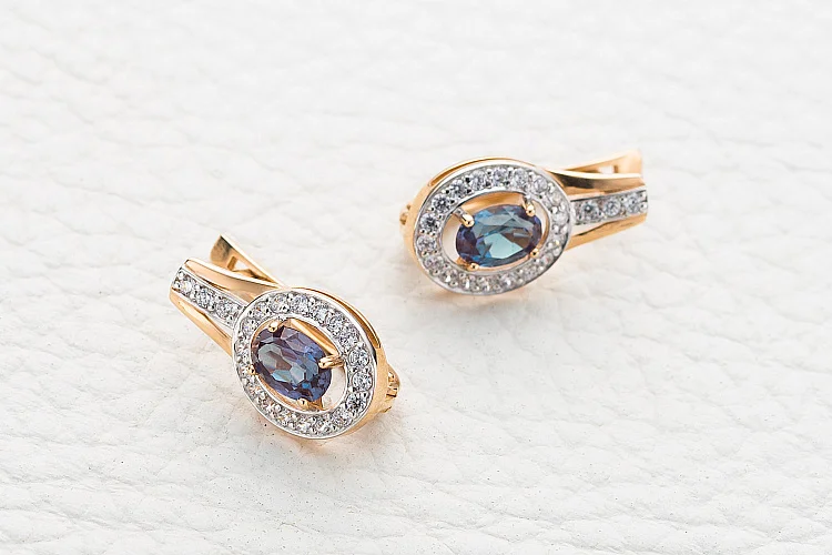 Серьги из красного золота с 2 александритами и 42 фианитами