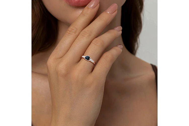 Кольцо из красного золота с сапфиром и 6 бриллиантами