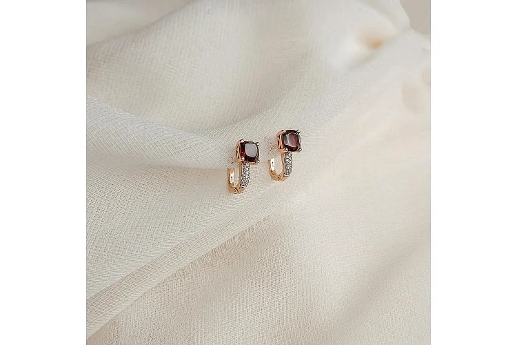 Серьги из красного золота с 2 гранатами и 32 фианитами