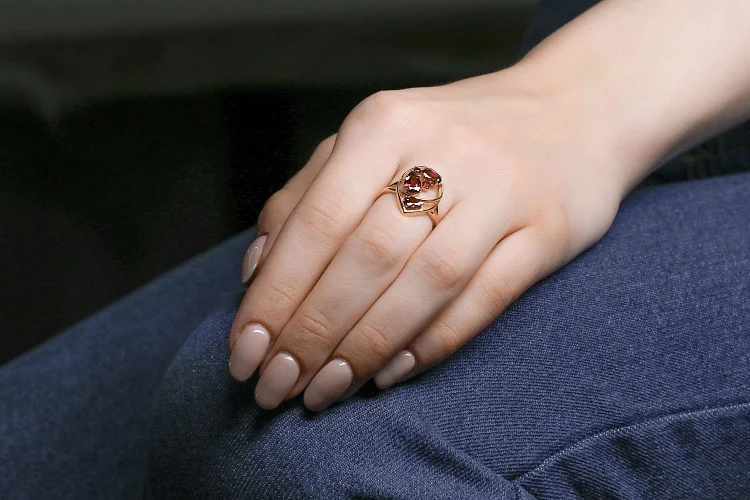 Кольцо из красного золота с 5 родолитами