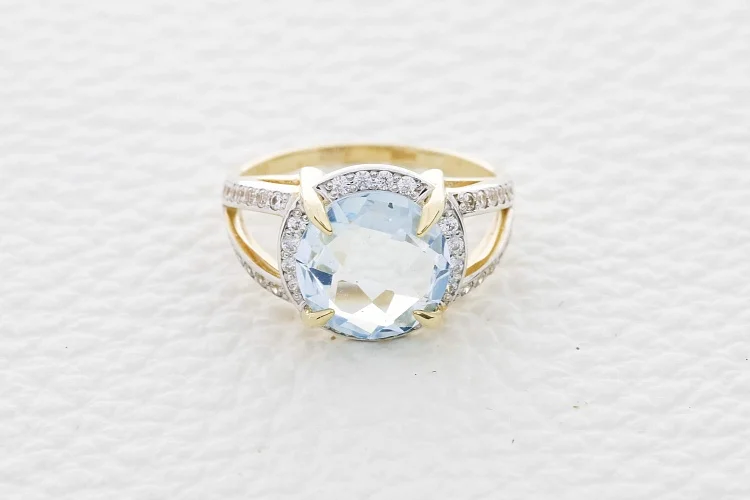 Кольцо из жёлтого золота с топазом sky и 44 фианитами