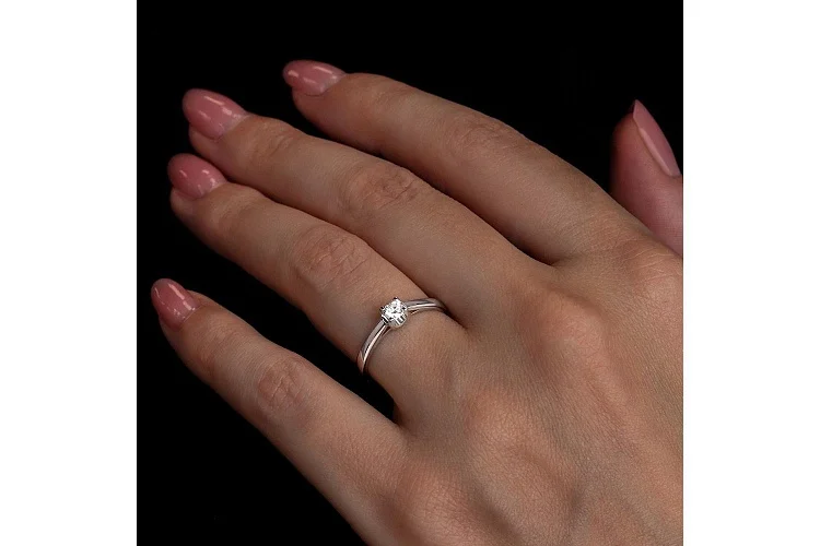 Кольцо из белого золота с выращенным бриллиантом