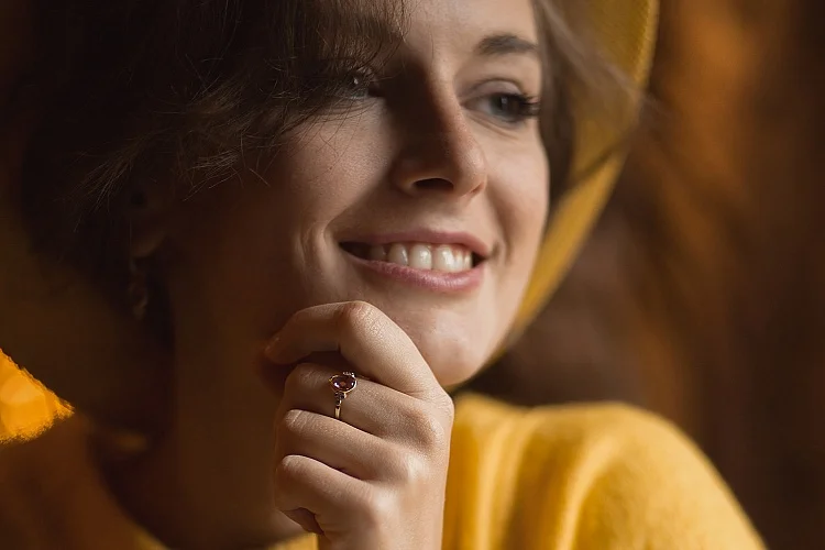 Кольцо из красного золота с аметистом и 6 фианитами