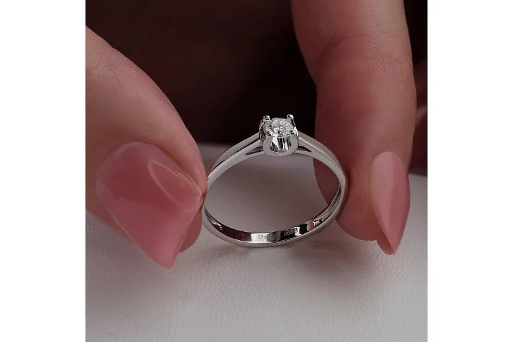 Кольцо из белого золота с выращенным бриллиантом