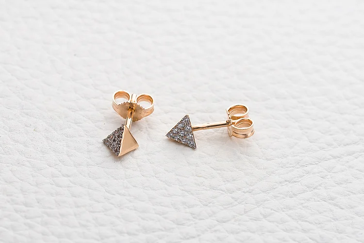 Серьги-пусеты Треугольники из красного золота с 20 фианитами