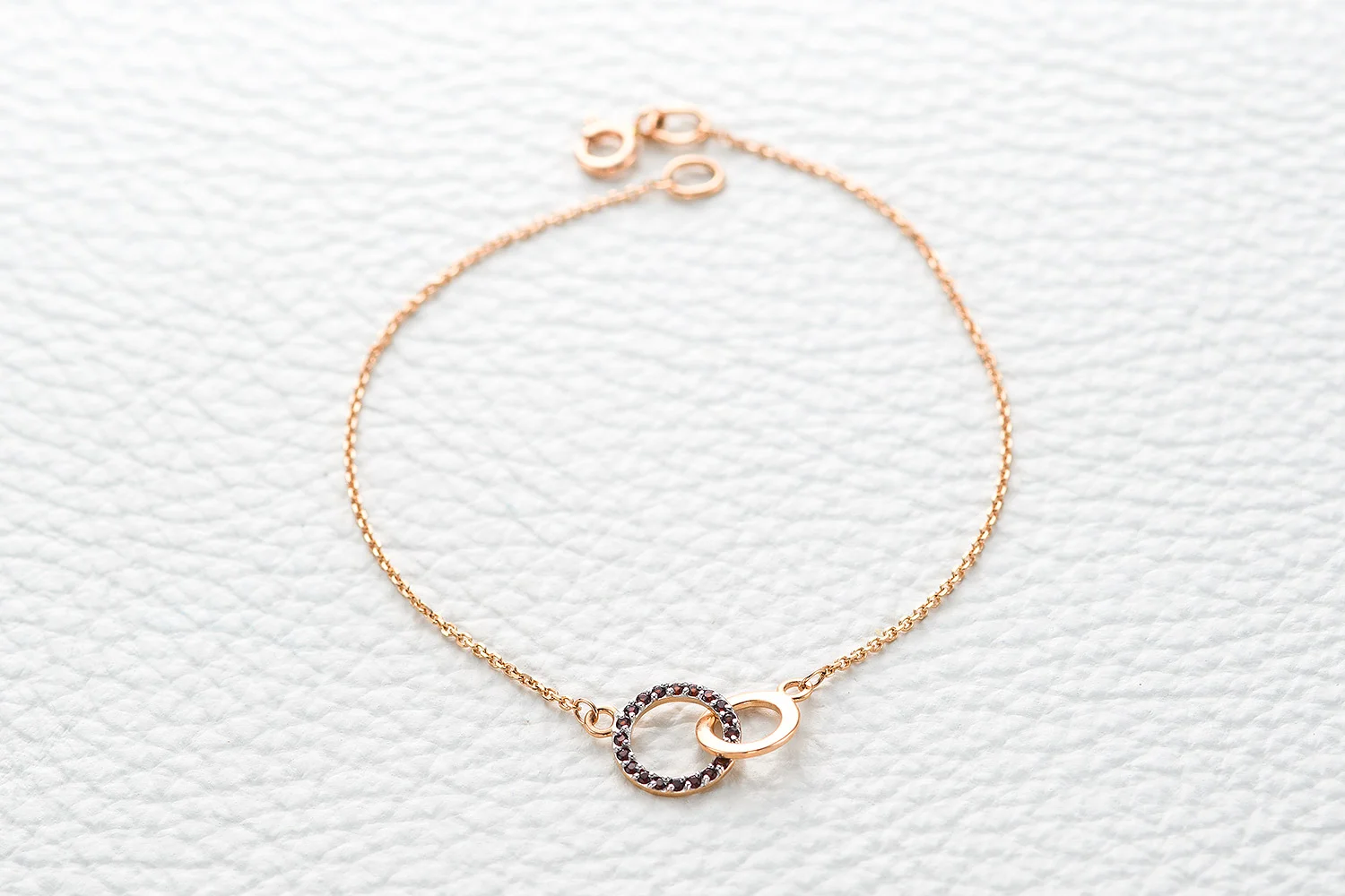 Браслет Круг из красного золота с 20 гранатами