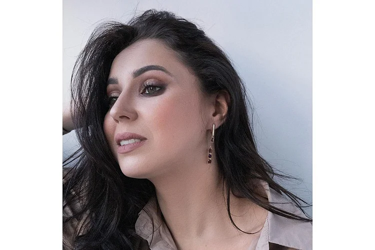 Серьги из красного золота с 8 гранатами