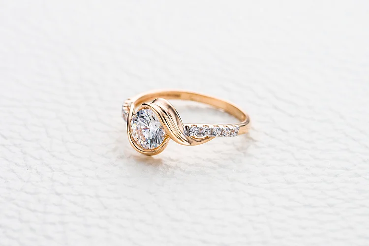 Кольцо из красного золота с 11 кристаллами swarovski