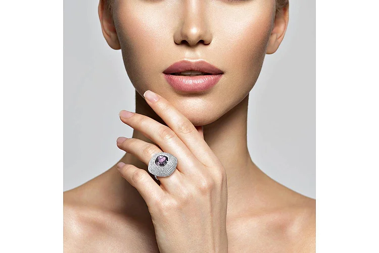 Кольцо из белого золота с аметистом и 292 фианитами